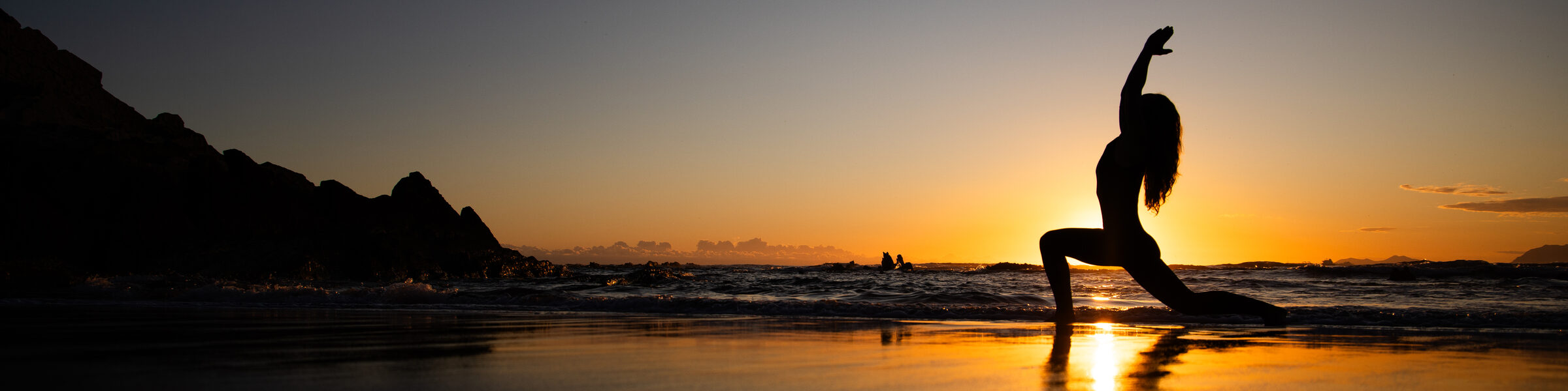 Yoga al atardecer en la costa